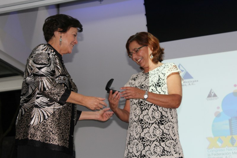 Entregan presea “María Levy” 2017 a Sra. María Eugenia Ochoa Mendoza