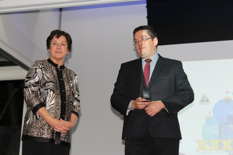 Entregan presea “Salvador Zubirán” 2017 a Dr. Jesús Octavio Torres Jiménez