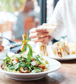 Equilibra tu vida social con tu alimentación