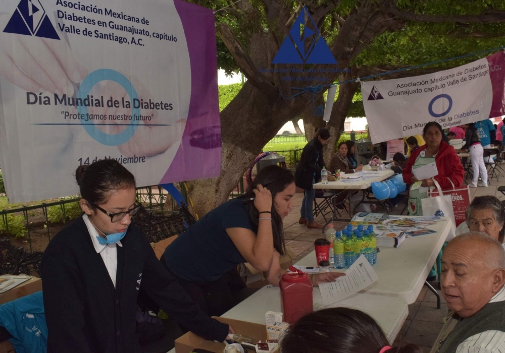 Detecciones-de-glucosa-en-la-feria-de-salud-por-AMD-Valle-de-Santiago