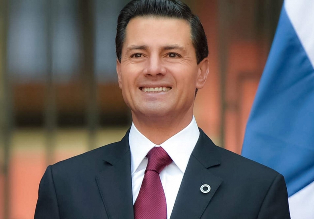 El-Lic-Enrique-Peña-Nieto-Presidente-de-México,-portando-el-círculo-azul