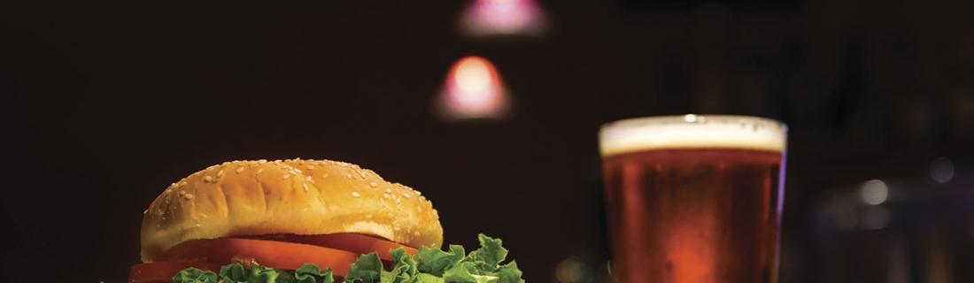 Una versión más sana de hamburguesa con papas y cerveza